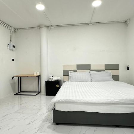 Megun 10 L Apartment Банкок Екстериор снимка