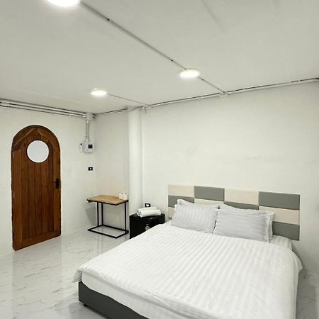 Megun 10 L Apartment Банкок Екстериор снимка